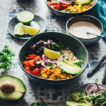 Rezept für eine bunte mexikanisch inspirierte Burrito Bowl | Reis-Gericht mit Mais, Paprika und Bohnen, ohne Tortilla serviert. Zufällig vegan und pflanzenbasiert, ohne vegane Ersatzprodukte. Super würzig und lecker! | moeyskitchen.com