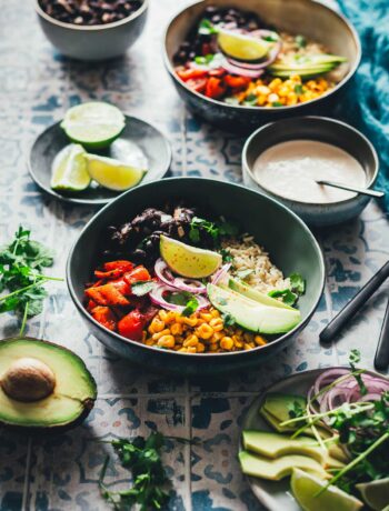 Rezept für eine bunte mexikanisch inspirierte Burrito Bowl | Reis-Gericht mit Mais, Paprika und Bohnen, ohne Tortilla serviert. Zufällig vegan und pflanzenbasiert, ohne vegane Ersatzprodukte. Super würzig und lecker! | moeyskitchen.com