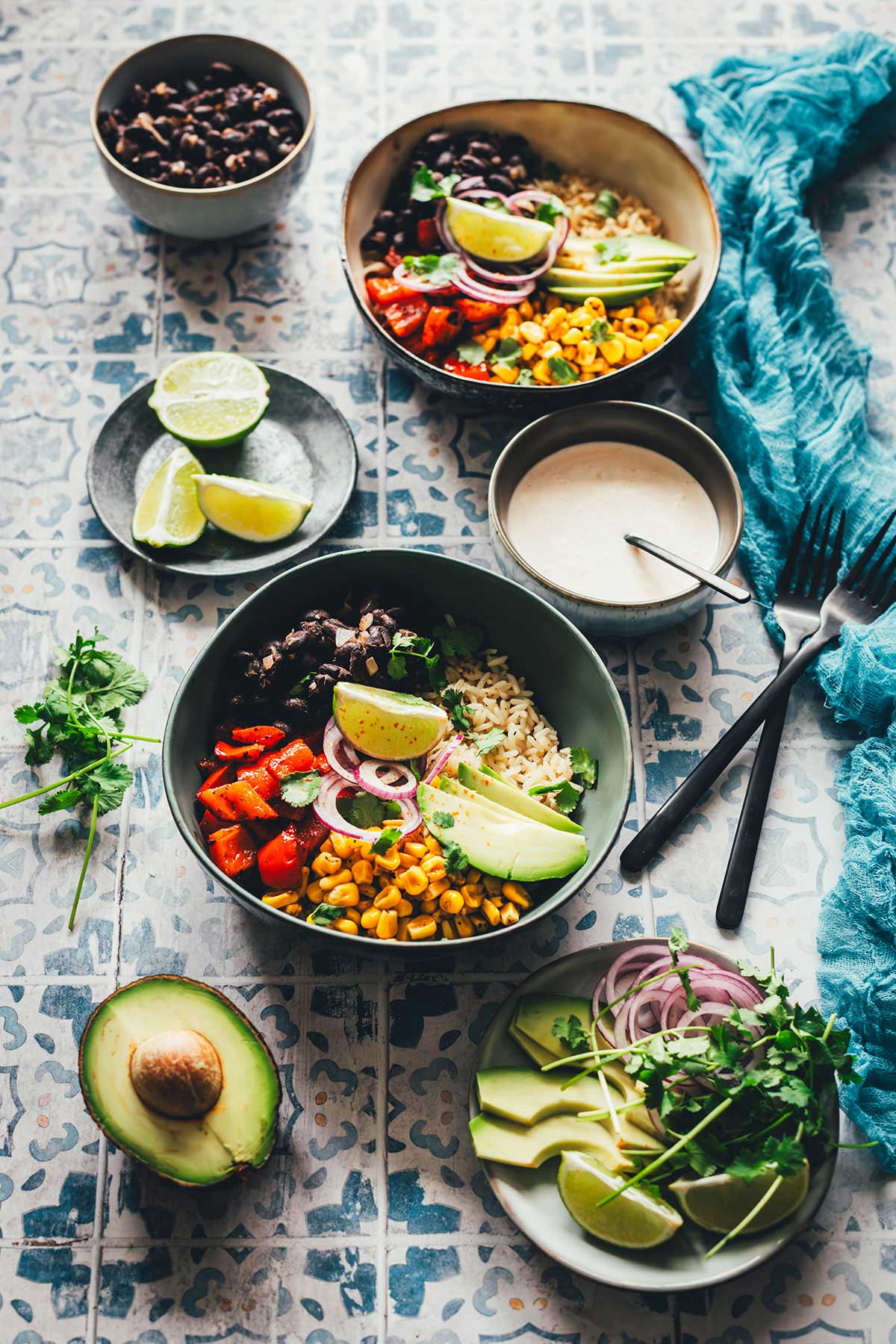 Rezept für eine bunte mexikanisch inspirierte Burrito Bowl | Reis-Gericht mit Mais, Paprika und Bohnen, ohne Tortilla serviert. Zufällig vegan und pflanzenbasiert, ohne vegane Ersatzprodukte. Super würzig und lecker! | moeyskitchen.com