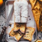 Rezept für ganz simplen Cannolo Kuchen – inspiriert vom italienischen Gebäcl Cannoli handelt es sich hierbei um einen einfachen Biskuitkuchen mit einer cremigen Füllung aus Ricotta, Orangen und Schokostückchen. | moeysitchen.com