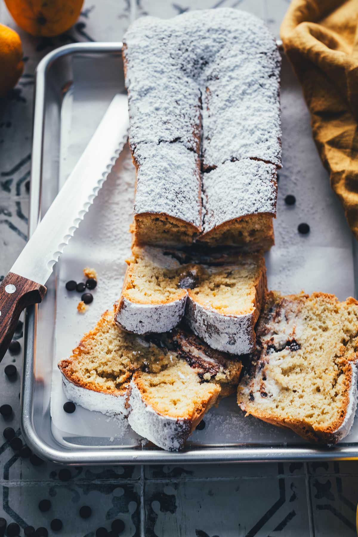 Rezept für ganz simplen Cannolo Kuchen – inspiriert vom italienischen Gebäcl Cannoli handelt es sich hierbei um einen einfachen Biskuitkuchen mit einer cremigen Füllung aus Ricotta, Orangen und Schokostückchen. | moeysitchen.com