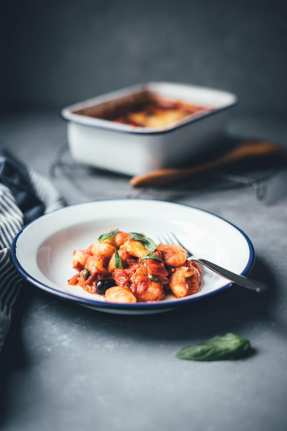 Was Neues für die schnelle Feierabendküche: Frische Gnocchi aus dem Kühlregal mit würziger Tomatensauce mit Oliven, Kapern und Anchovis und anschließend mit Mozzarella überbacken. Gnocchi alla puttanesca – köstlicher Auflauf statt klassischem Nudelauflauf.