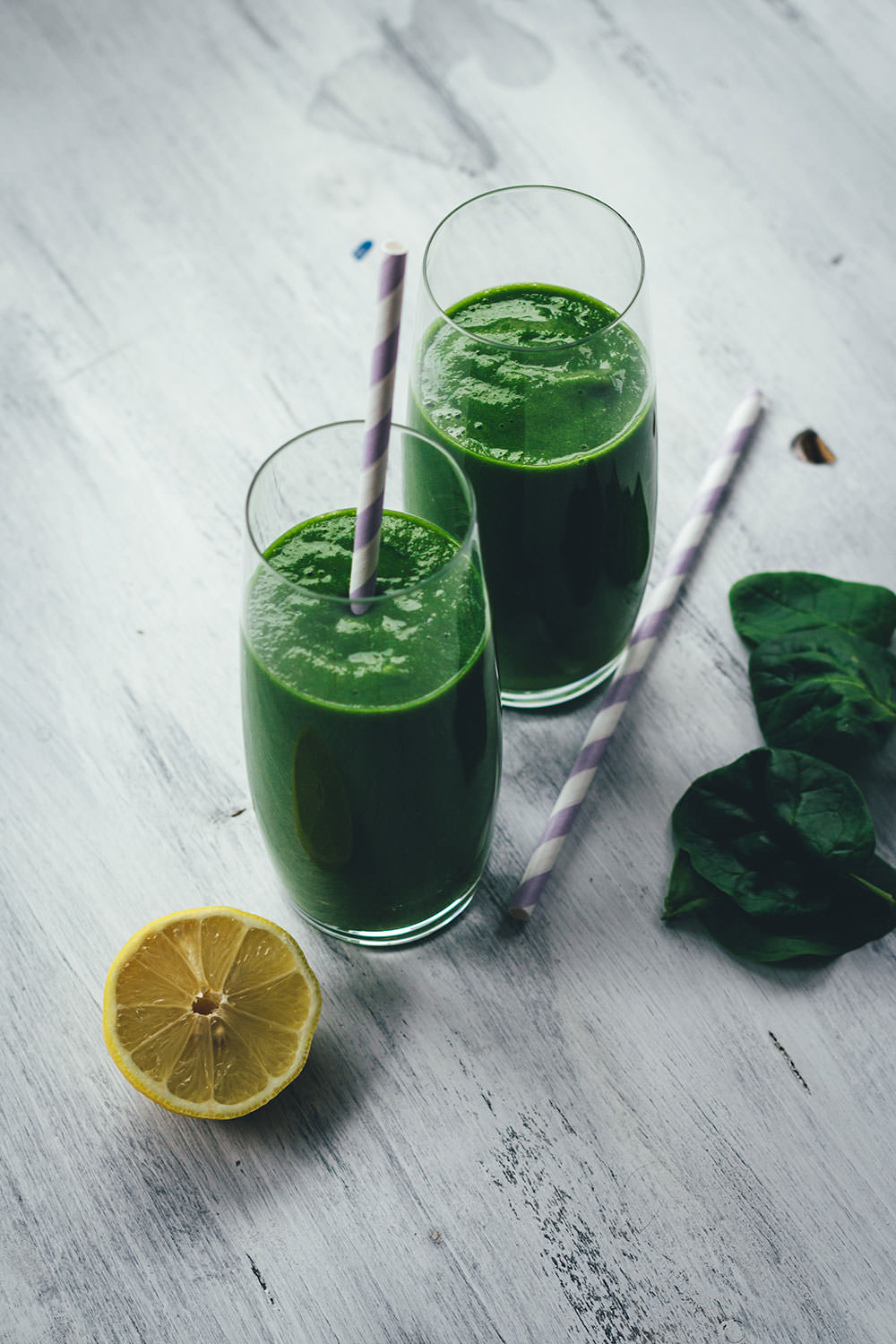 Einsteiger-Rezept für grünen Smoothie | Grüner Smoothie mit Spinat, Banane, Mango und Ingwer | gesund, voller Vitamine und einfach selbst zu machen | moeyskitchen.com
