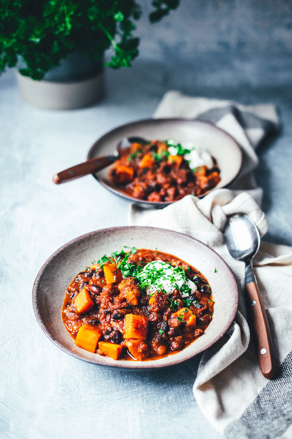Rezept für deftiges, vegetarisches Herbst-Chili mit Kürbis und Süßkartoffel. Neben Butternutkürbis landen hier schwarze Bohnen, Kidneybohnen und viele Gewürze im herzhaften Eintopf für die kalte Jahreszeit. | moeyskitchen.com