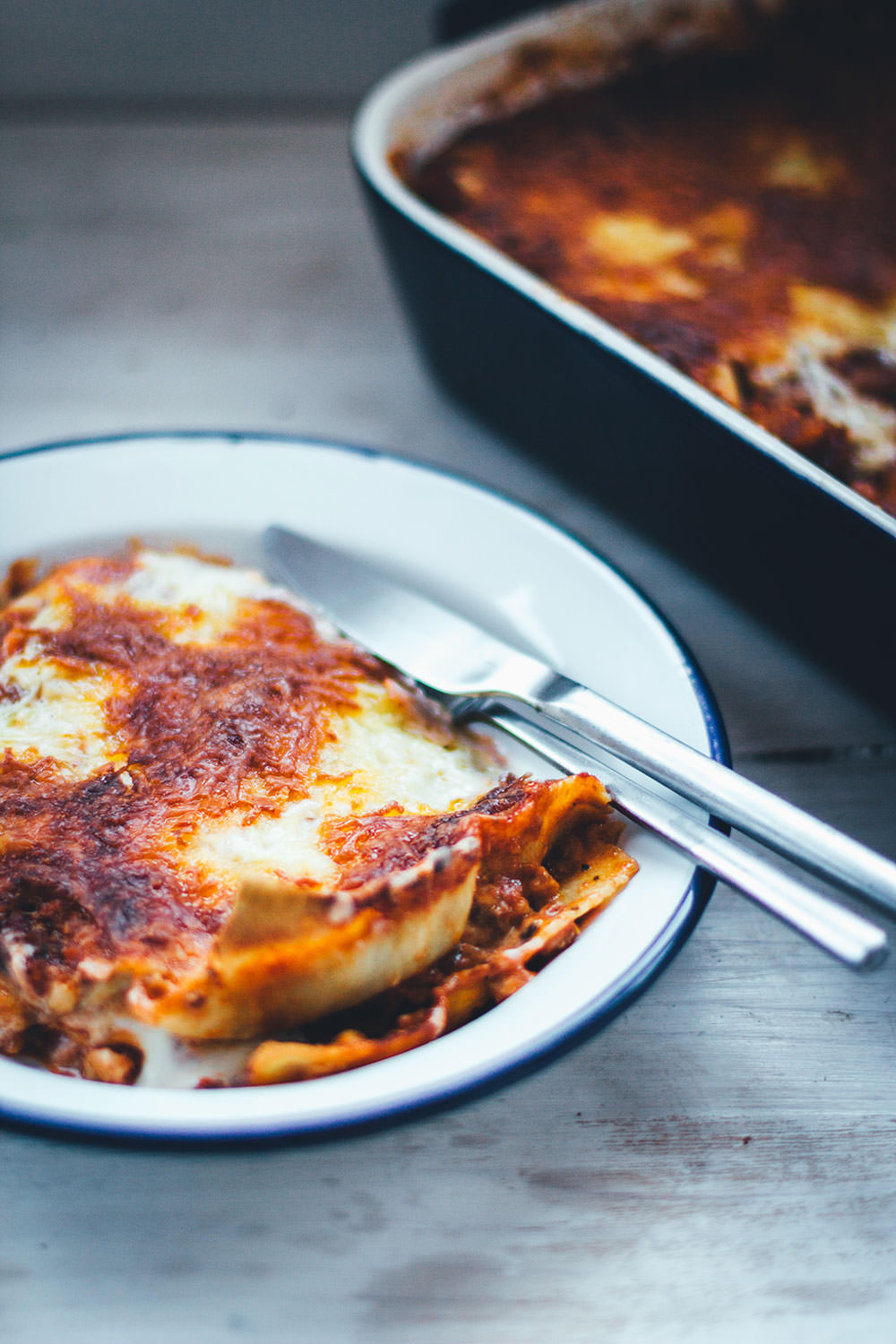 Eine große Portion frische Lasagne, dampfend heiß direkt aus dem Ofen. Mit blubbernder Sauce, knusprigem Käse und wunderbaren Schichten von selbst gemachten Nudeln, cremiger Béchamelsauce und würziger Tomaten-Hackfleisch-Sauce. Lasagne al forno ist für mich einfach immer Comfort Food vom Feinsten. Nudelaufläufe für jeden Geschmack einfach.