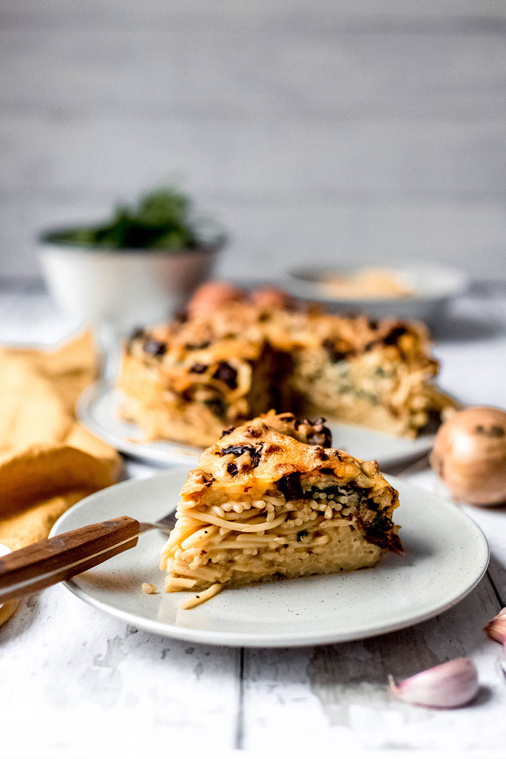 Nachts ist es teilweise noch klirrend kalt, tagsüber scheint die Sonne und die Blumen sprießen. Das perfekte Timing für meinen herzhaften Spaghetti-Kuchen. Mit frischem Spinat und getrockneten Tomaten schafft dieser vegetarische Nudelauflauf einen super Übergang in den Frühling! Mit reichlich Käse überbacken ist er aber auch feinstes Comfort Food für kühle Abende im Frühjahr.
