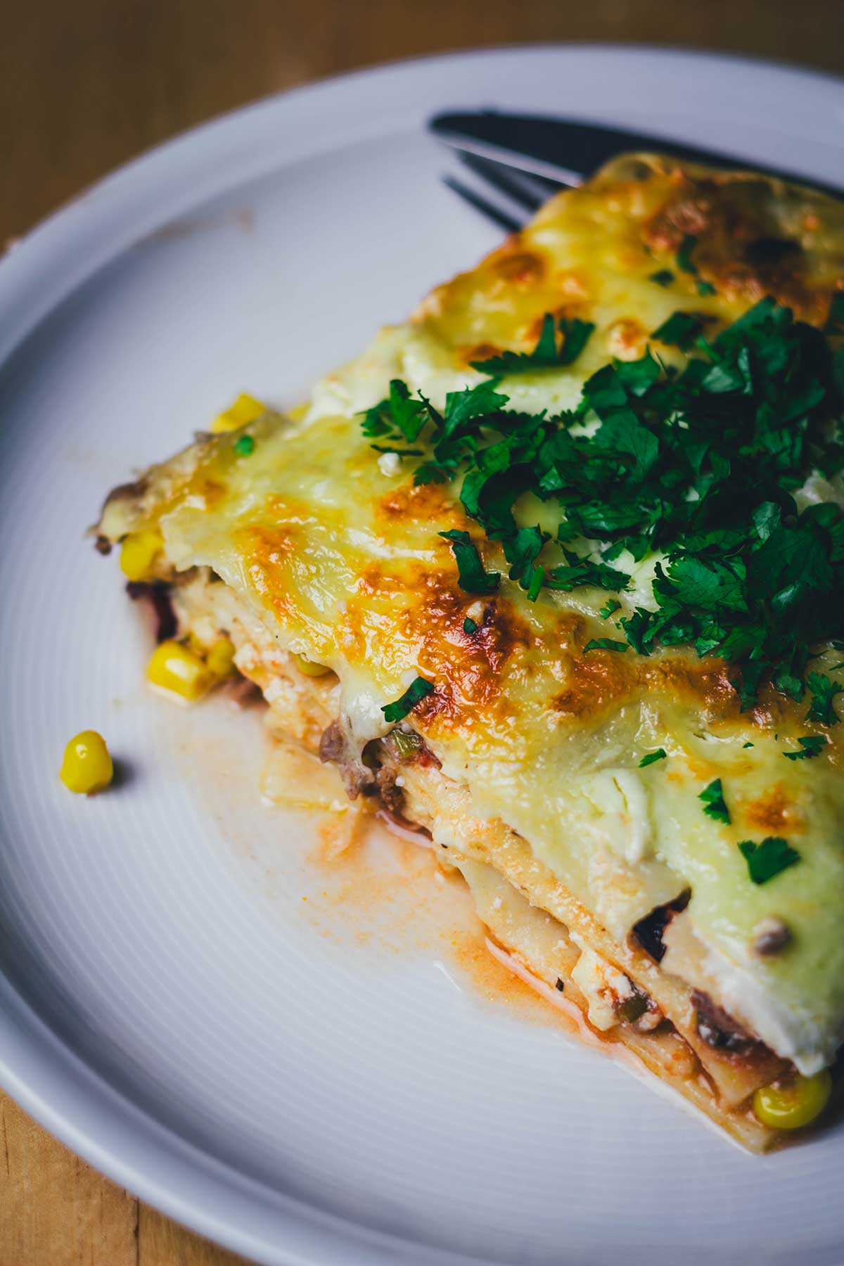 Den Nudelauflauf Lasagne mal anders als den italienischen Klassiker genießen: als Tex-Mex-Lasagne mit typisch amerikanisch-mexikanischen Aromen. Eine super Alternative zum Abendessen und ganz einfach und unkompliziert zubereitet!