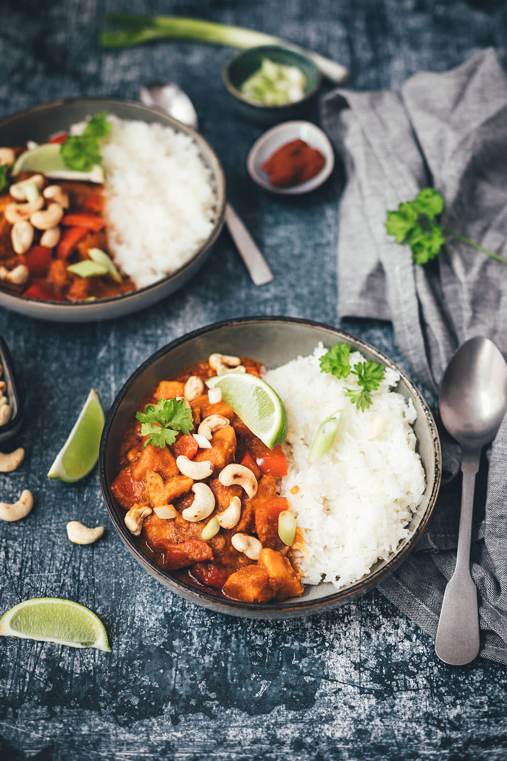 Rezept für veganes Süßkartoffel-Curry mit Kokos, Paprika und Cashews | moeyskitchen.com