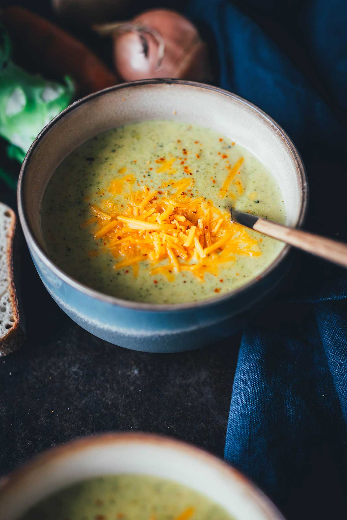 Rezept für ultra cremige Brokkoli-Cheddar-Suppe – so würzig und sahnig! Sie ist aus wenigen Zutaten ganz einfach zubereitet und steht blitzschnell auf dem Tisch. Ganz einfach im Thermomix oder Topf zubereitet! | moeyskitchen.com