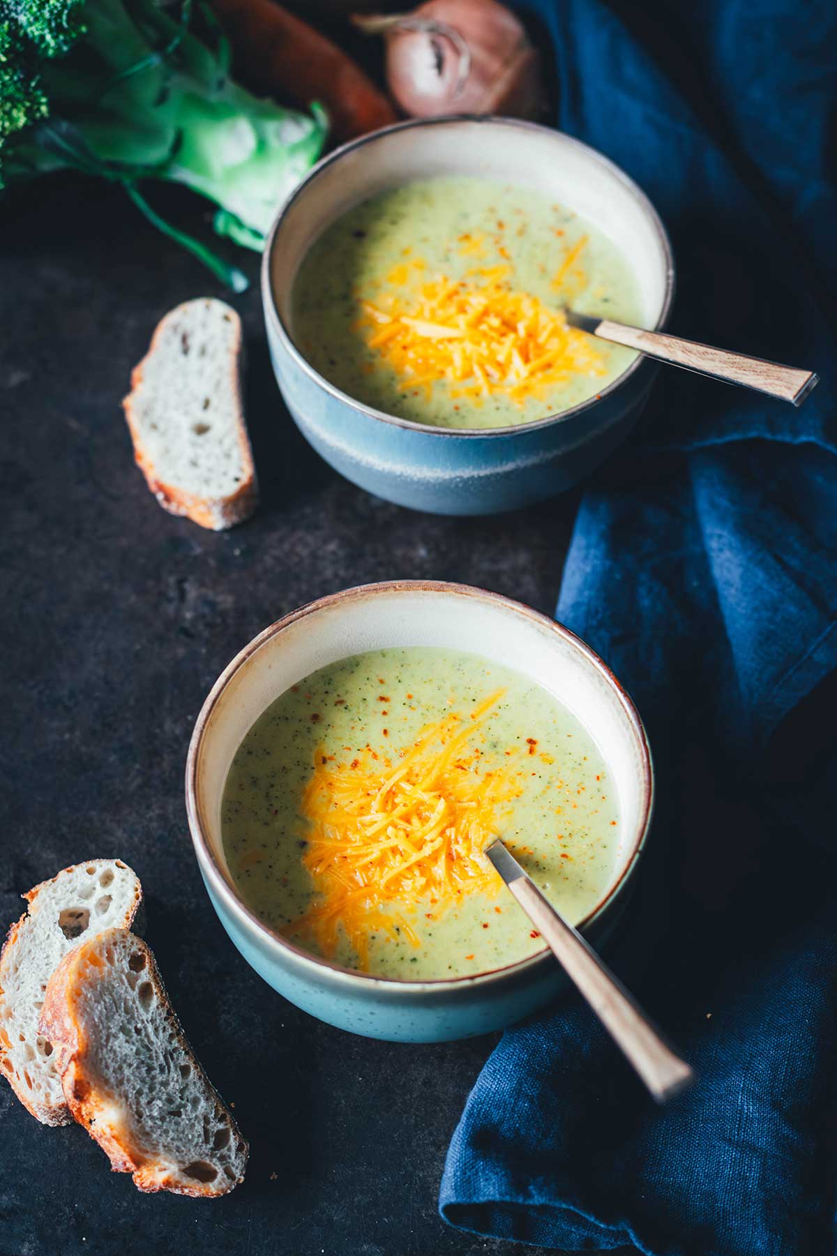 Rezept für ultra cremige Brokkoli-Cheddar-Suppe – so würzig und sahnig! Sie ist aus wenigen Zutaten ganz einfach zubereitet und steht blitzschnell auf dem Tisch. Ganz einfach im Thermomix oder Topf zubereitet! | moeyskitchen.com