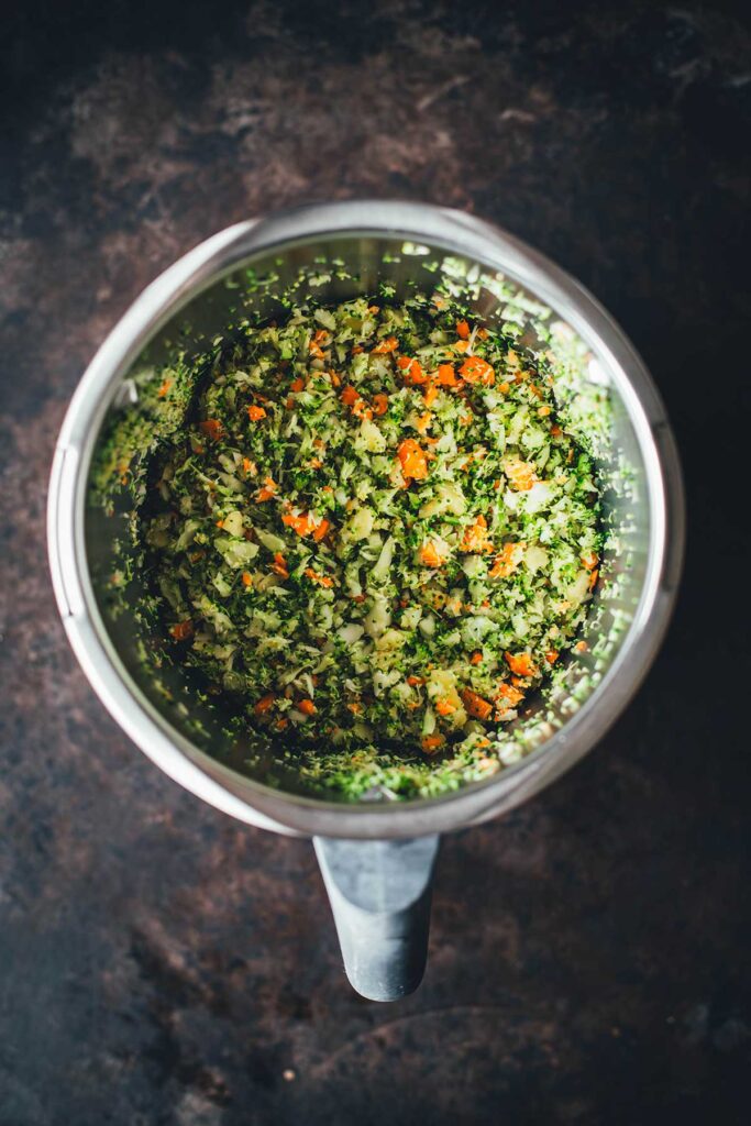 Rezept für ultra cremige Brokkoli-Cheddar-Suppe – so würzig und sahnig! Sie ist aus wenigen Zutaten ganz einfach zubereitet und steht blitzschnell auf dem Tisch. Ganz einfach im Thermomix oder Topf zubereitet! | moeyskitchen.com