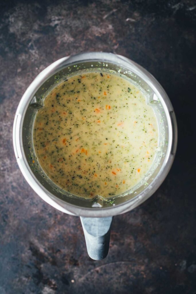 Rezept für ultra cremige Brokkoli-Cheddar-Suppe – so würzig und sahnig! Sie ist aus wenigen Zutaten ganz einfach zubereitet und steht blitzschnell auf dem Tisch. Ganz einfach im Thermomix oder Topf zubereitet! | moeyskitchen.com