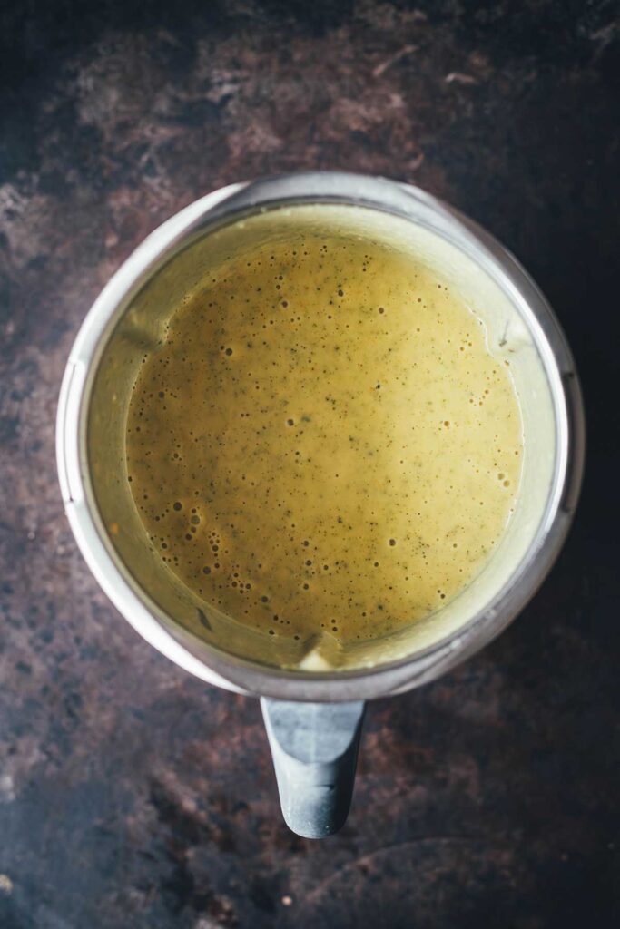 Rezept für ultra cremige Brokkoli-Cheddar-Suppe – so würzig und sahnig! Sie ist aus wenigen Zutaten ganz einfach zubereitet und steht blitzschnell auf dem Tisch. Ganz einfach im Thermomix oder Topf zubereitet! | moeyskitchen.com