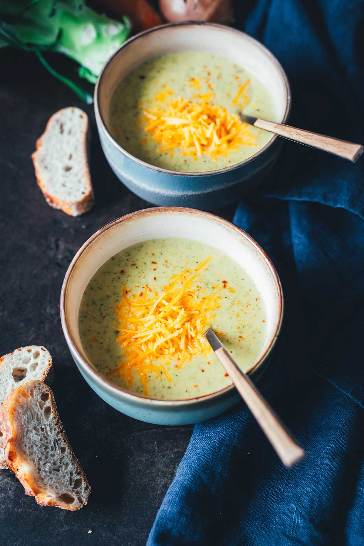 Rezept für ultra cremige Brokkoli-Cheddar-Suppe – so würzig und sahnig! Sie ist aus wenigen Zutaten ganz einfach zubereitet und steht blitzschnell auf dem Tisch. Ganz einfach im Thermomix oder Topf zubereitet! | moeyskitchen.com