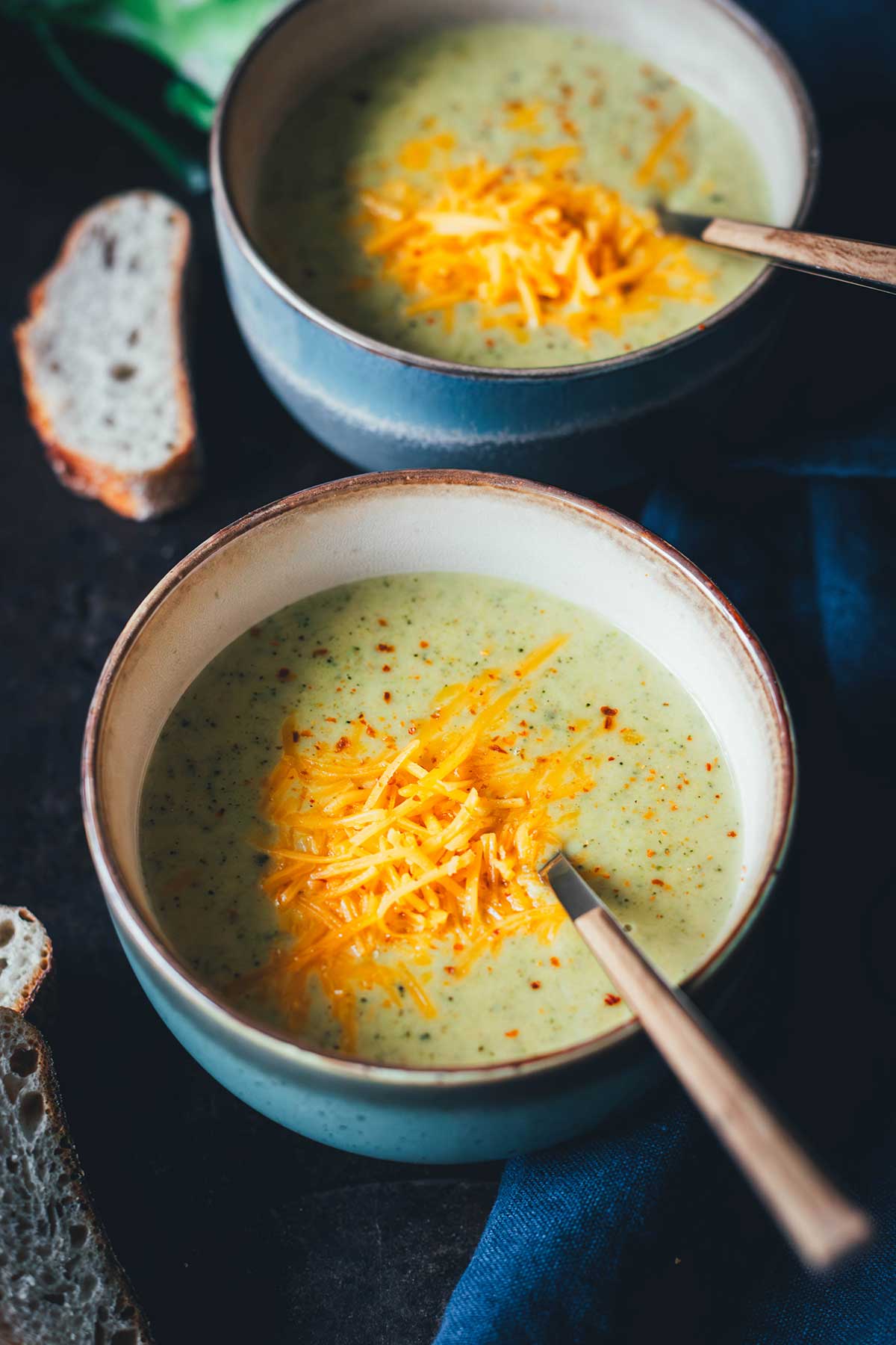 Rezept für ultra cremige Brokkoli-Cheddar-Suppe – so würzig und sahnig! Sie ist aus wenigen Zutaten ganz einfach zubereitet und steht blitzschnell auf dem Tisch. Ganz einfach im Thermomix oder Topf zubereitet! | moeyskitchen.com