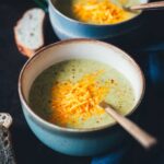 Rezept für ultra cremige Brokkoli-Cheddar-Suppe – so würzig und sahnig! Sie ist aus wenigen Zutaten ganz einfach zubereitet und steht blitzschnell auf dem Tisch. Ganz einfach im Thermomix oder Topf zubereitet! | moeyskitchen.com