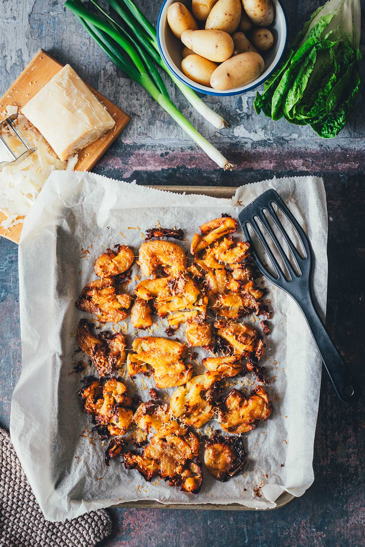 Rezept für Crunchy Kartoffelsalat im Caesar Salad Style – der Food-Trend "Crispy Smashed Potato Salad" in meiner Variante als knuspriger Kartoffelsalat mit Romanasalat und Parmesan. Knusprige Quetschkartoffeln treffen auf knackigen Caesar Salad! | moeyskitchen.com 