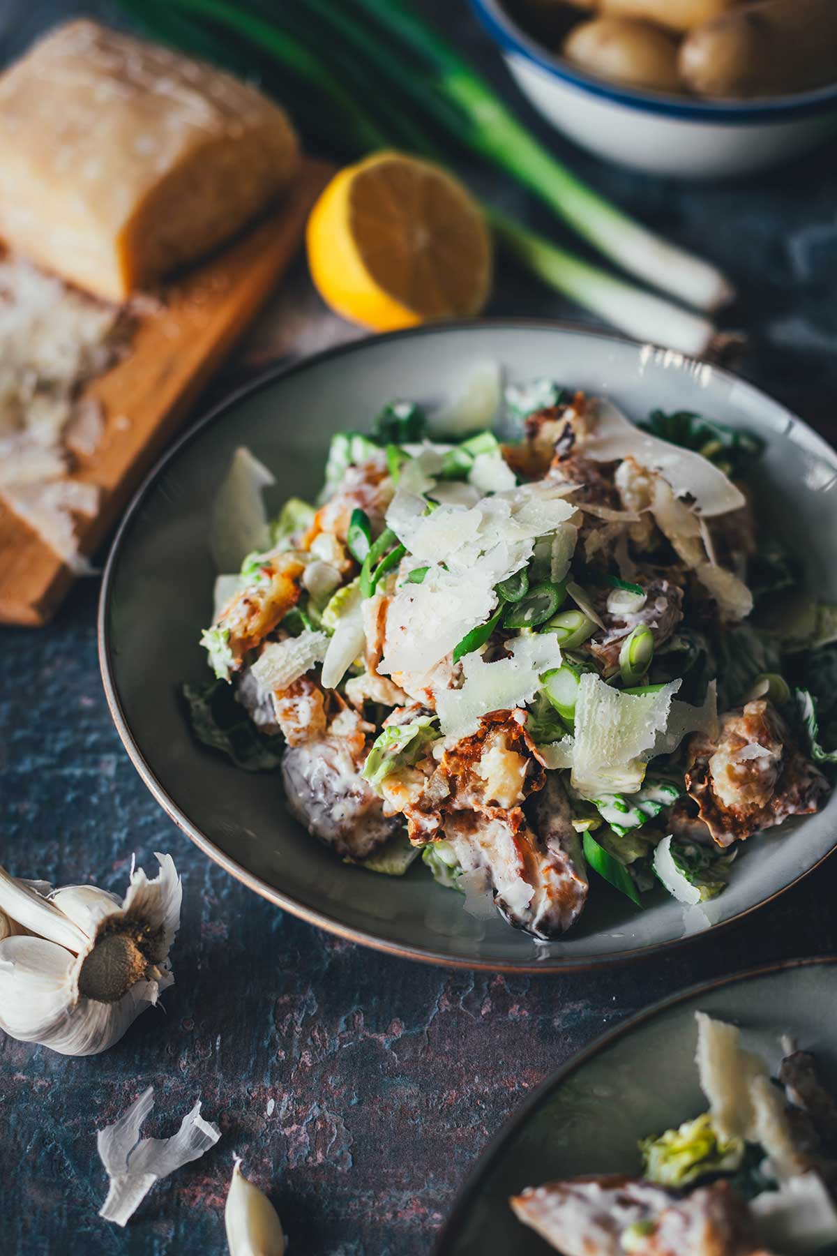 Rezept für Crunchy Kartoffelsalat im Caesar Salad Style – der Food-Trend "Crispy Smashed Potato Salad" in meiner Variante als knuspriger Kartoffelsalat mit Romanasalat und Parmesan. Knusprige Quetschkartoffeln treffen auf knackigen Caesar Salad! | moeyskitchen.com