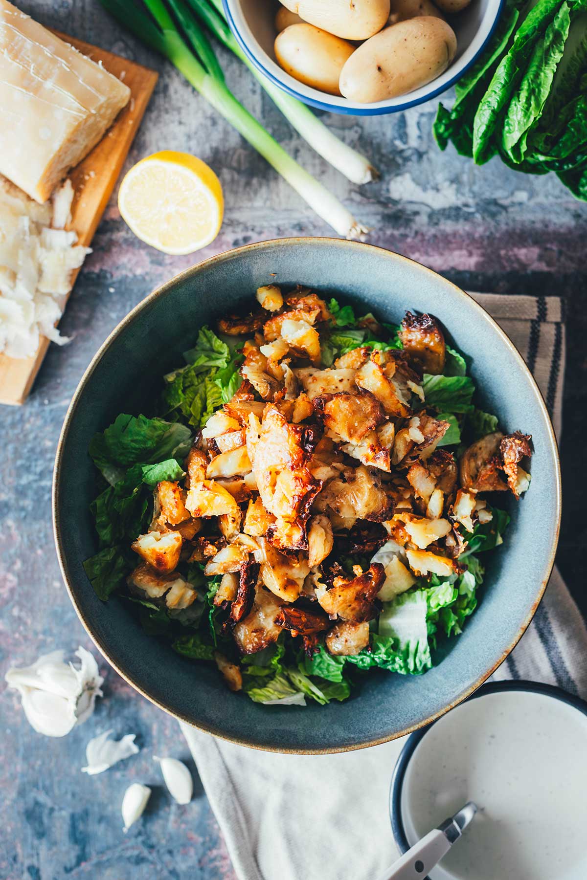Rezept für Crunchy Kartoffelsalat im Caesar Salad Style – der Food-Trend "Crispy Smashed Potato Salad" in meiner Variante als knuspriger Kartoffelsalat mit Romanasalat und Parmesan. Knusprige Quetschkartoffeln treffen auf knackigen Caesar Salad! | moeyskitchen.com