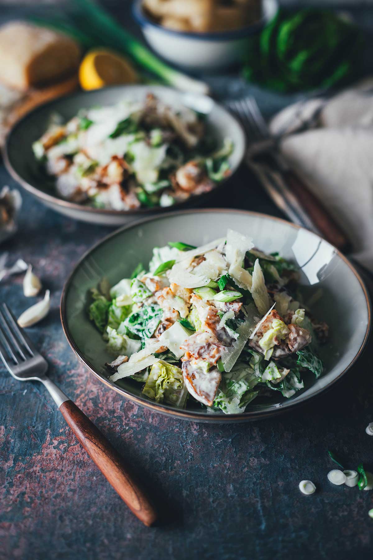 Rezept für Crunchy Kartoffelsalat im Caesar Salad Style – der Food-Trend "Crispy Smashed Potato Salad" in meiner Variante als knuspriger Kartoffelsalat mit Romanasalat und Parmesan. Knusprige Quetschkartoffeln treffen auf knackigen Caesar Salad! | moeyskitchen.com