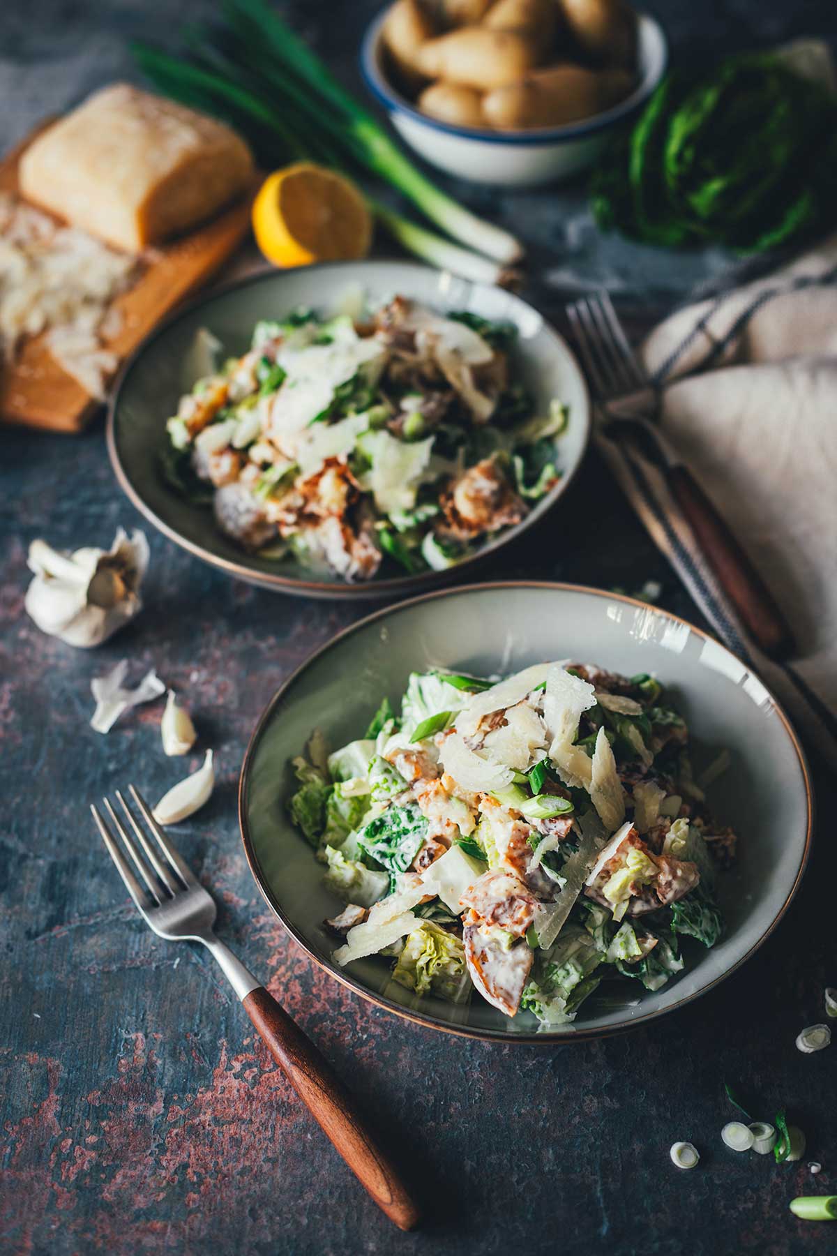 Rezept für Crunchy Kartoffelsalat im Caesar Salad Style – der Food-Trend "Crispy Smashed Potato Salad" in meiner Variante als knuspriger Kartoffelsalat mit Romanasalat und Parmesan. Knusprige Quetschkartoffeln treffen auf knackigen Caesar Salad! | moeyskitchen.com
