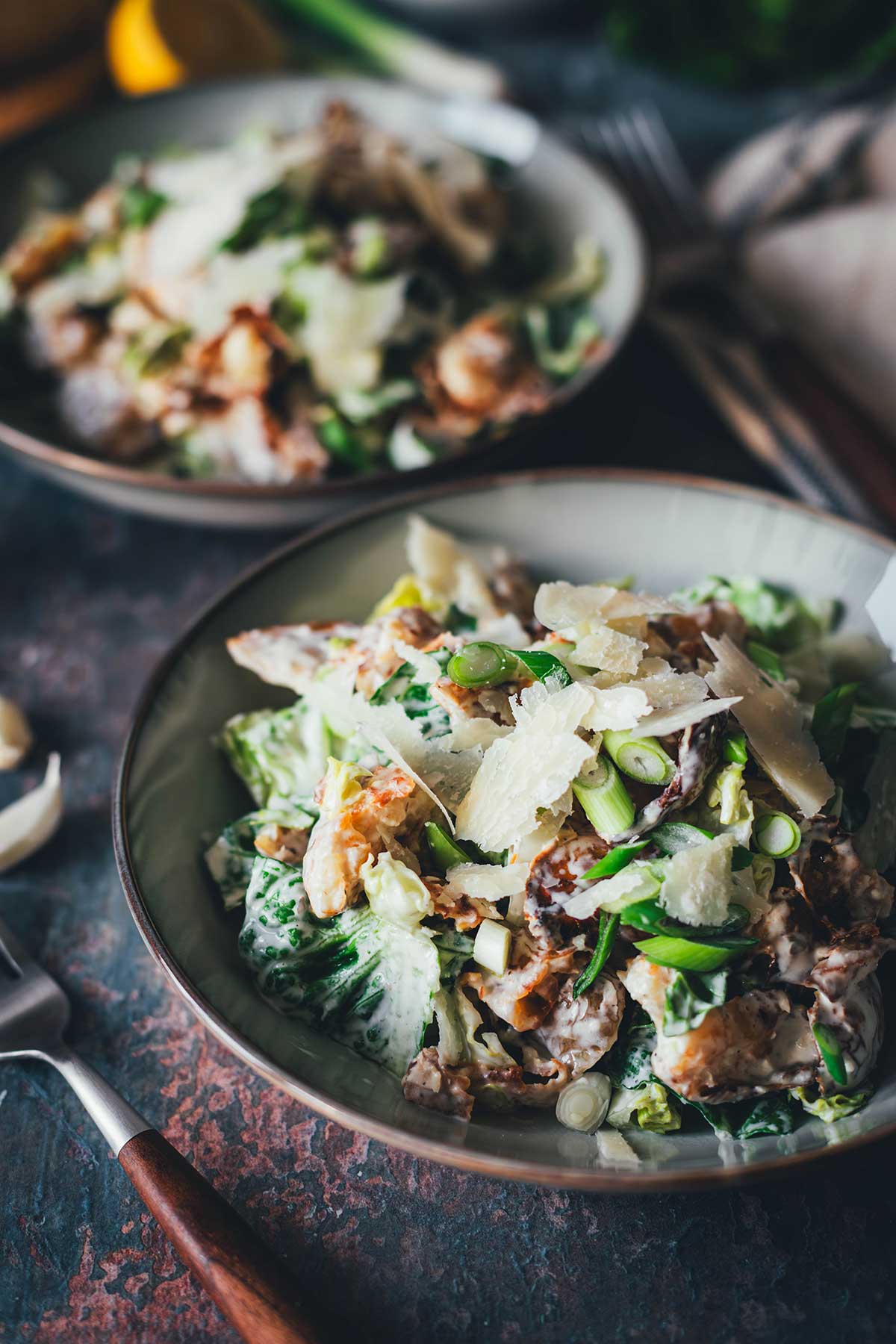 Rezept für Crunchy Kartoffelsalat im Caesar Salad Style – der Food-Trend "Crispy Smashed Potato Salad" in meiner Variante als knuspriger Kartoffelsalat mit Romanasalat und Parmesan. Knusprige Quetschkartoffeln treffen auf knackigen Caesar Salad! | moeyskitchen.com