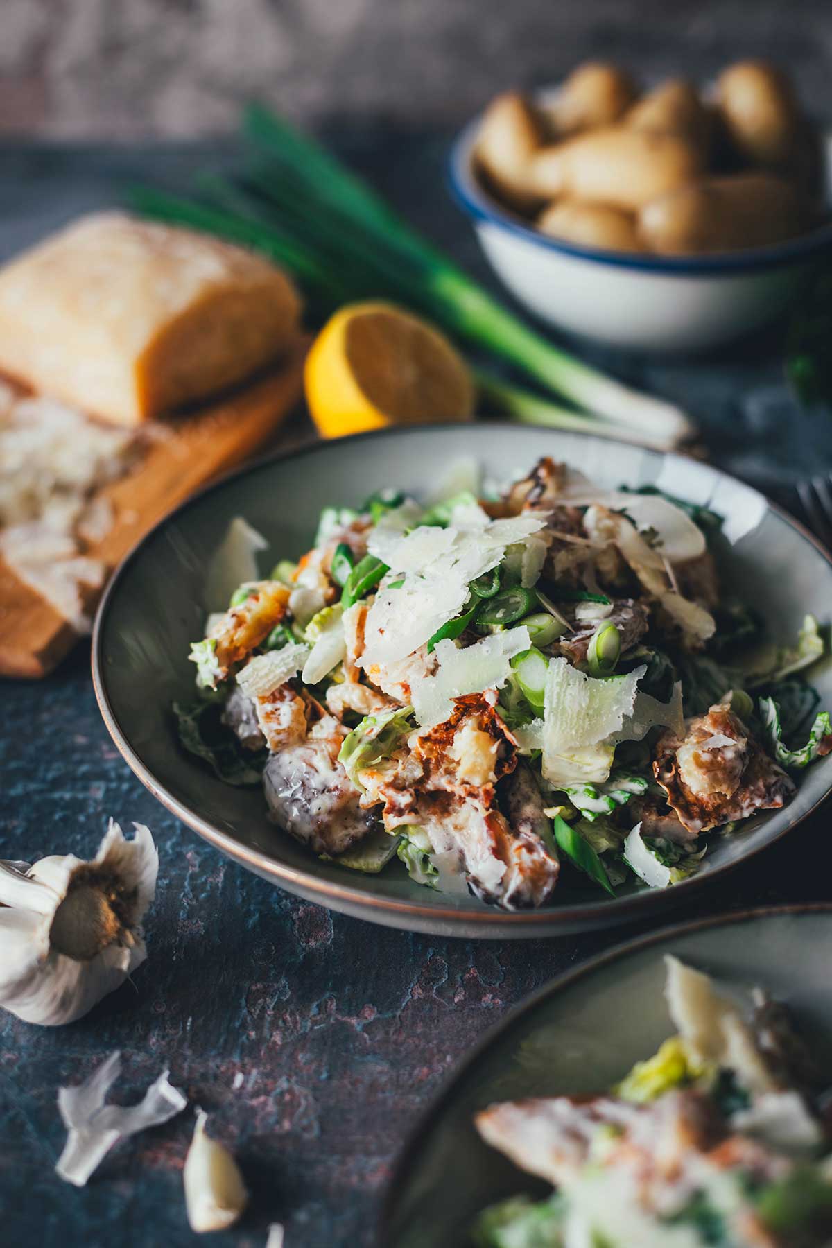 Rezept für Crunchy Kartoffelsalat im Caesar Salad Style – der Food-Trend "Crispy Smashed Potato Salad" in meiner Variante als knuspriger Kartoffelsalat mit Romanasalat und Parmesan. Knusprige Quetschkartoffeln treffen auf knackigen Caesar Salad! | moeyskitchen.com