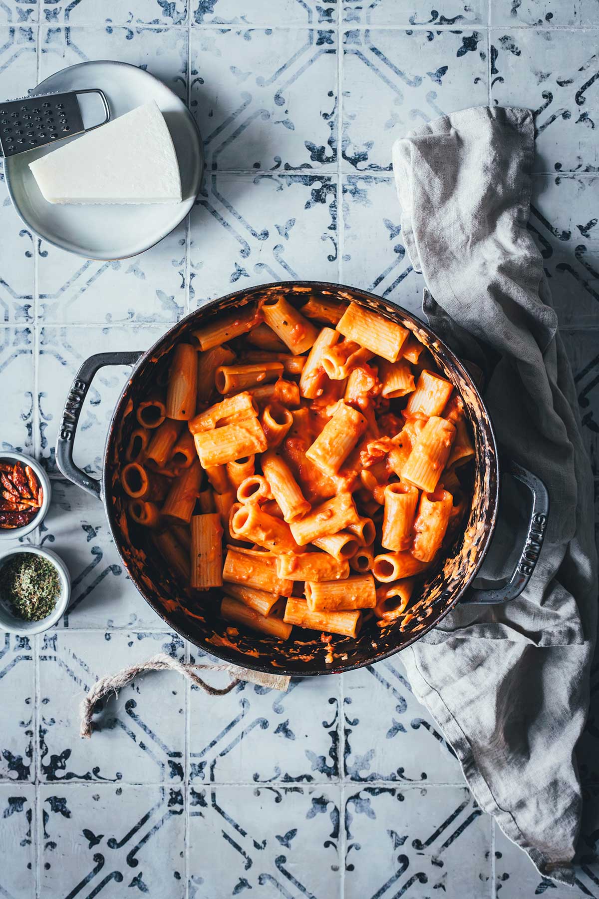 Neue Rezeptidee für ein super einfaches Nudelgericht: Pasta alla Vodka (oder auch Pasta alla Wodka) ist ein echter italienischer Klassiker, der vor allem in den USA äußerst beliebt ist. Es handelt sich dabei um ein wirklich simples, aber umso geschmacksintensiveres Gericht, das man gut mit Zutaten aus dem Vorrat zubereiten kann – einfach "Fix auf dem Tisch" | moeyskitchen.com