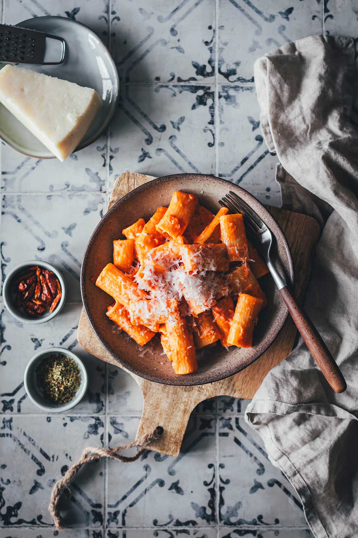 Neue Rezeptidee für ein super einfaches Nudelgericht: Pasta alla Vodka (oder auch Pasta alla Wodka) ist ein echter italienischer Klassiker, der vor allem in den USA äußerst beliebt ist. Es handelt sich dabei um ein wirklich simples, aber umso geschmacksintensiveres Gericht, das man gut mit Zutaten aus dem Vorrat zubereiten kann – einfach "Fix auf dem Tisch" | moeyskitchen.com