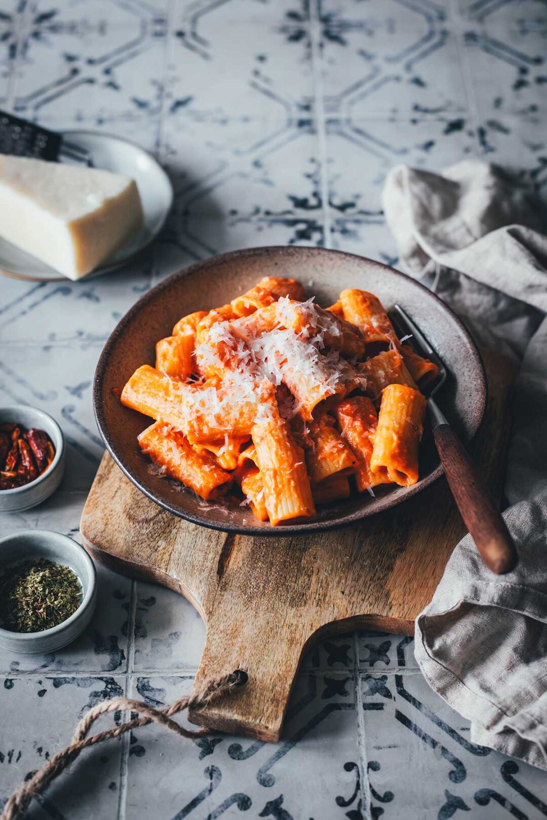 Neue Rezeptidee für ein super einfaches Nudelgericht: Pasta alla Vodka (oder auch Pasta alla Wodka) ist ein echter italienischer Klassiker, der vor allem in den USA äußerst beliebt ist. Es handelt sich dabei um ein wirklich simples, aber umso geschmacksintensiveres Gericht, das man gut mit Zutaten aus dem Vorrat zubereiten kann – einfach "Fix auf dem Tisch" | moeyskitchen.com