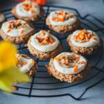 Nicht nur zu Ostern genial: super leckere und saftige Carrot Cake Cookies. Das sind herrlich saftige, weiche Kekse mit geraspelten Möhren und einem cemigen Frosting aus Frischkäse getoppt. Typisch amerikanisch gebackene Kekse, die mehr an kleine Kuchen erinnern und genial lecker nach Karottenkuchen schmecken. | moeyskitchen.com 