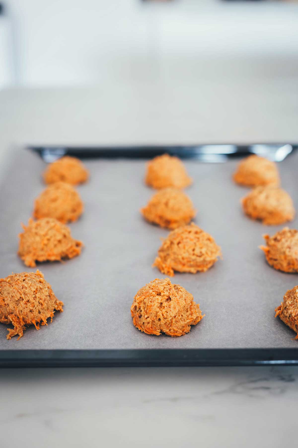 Nicht nur zu Ostern genial: super leckere und saftige Carrot Cake Cookies. Das sind herrlich saftige, weiche Kekse mit geraspelten Möhren und einem cemigen Frosting aus Frischkäse getoppt. Typisch amerikanisch gebackene Kekse, die mehr an kleine Kuchen erinnern und genial lecker nach Karottenkuchen schmecken. | moeyskitchen.com 