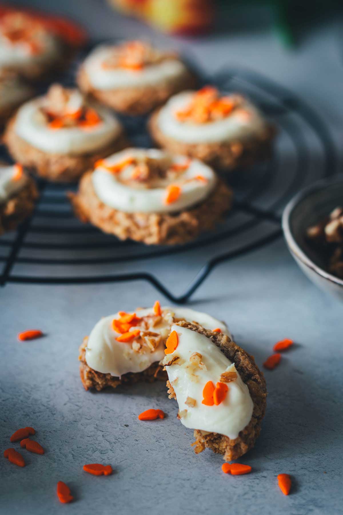 Nicht nur zu Ostern genial: super leckere und saftige Carrot Cake Cookies. Das sind herrlich saftige, weiche Kekse mit geraspelten Möhren und einem cemigen Frosting aus Frischkäse getoppt. Typisch amerikanisch gebackene Kekse, die mehr an kleine Kuchen erinnern und genial lecker nach Karottenkuchen schmecken. | moeyskitchen.com 