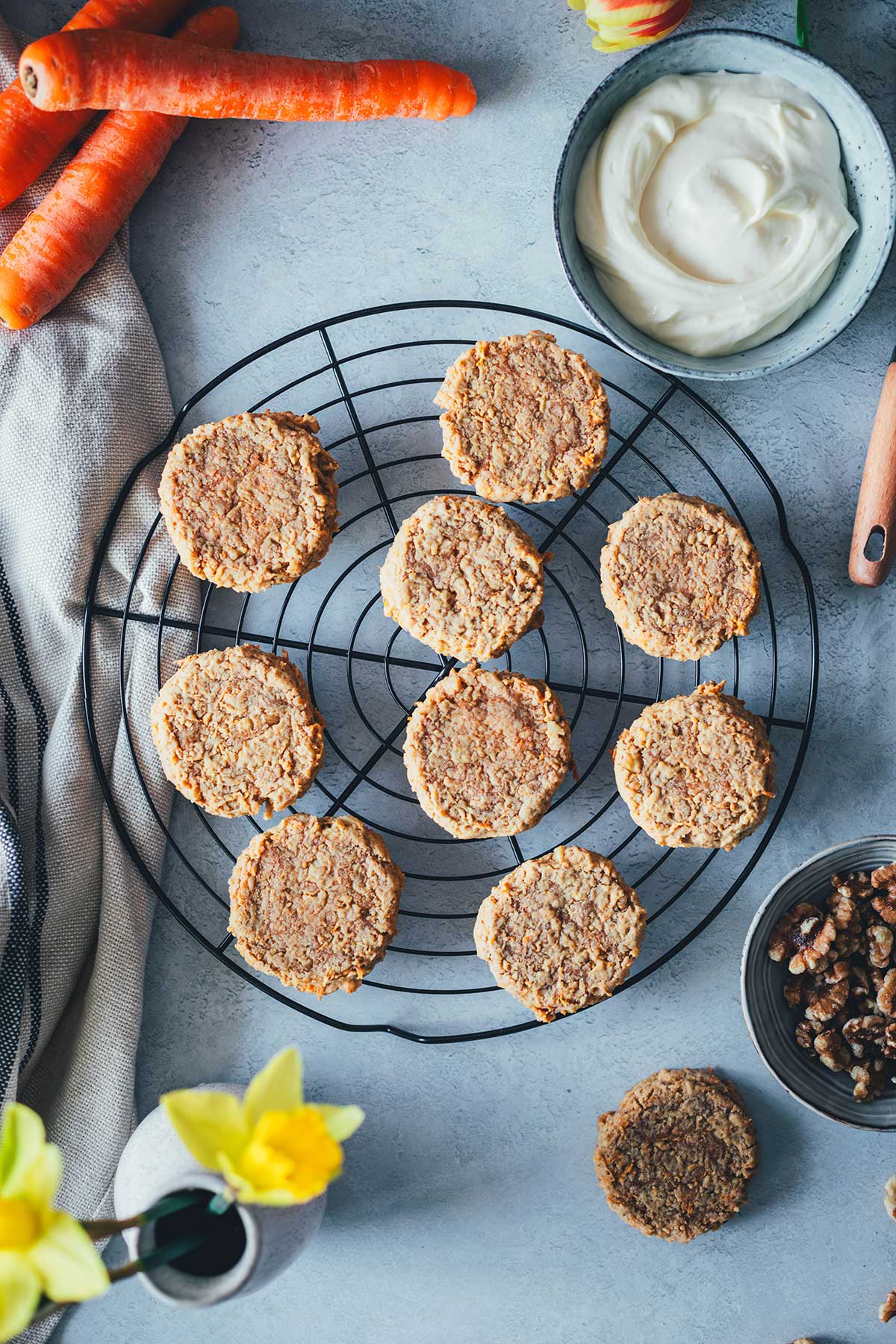 Nicht nur zu Ostern genial: super leckere und saftige Carrot Cake Cookies. Das sind herrlich saftige, weiche Kekse mit geraspelten Möhren und einem cemigen Frosting aus Frischkäse getoppt. Typisch amerikanisch gebackene Kekse, die mehr an kleine Kuchen erinnern und genial lecker nach Karottenkuchen schmecken. | moeyskitchen.com 