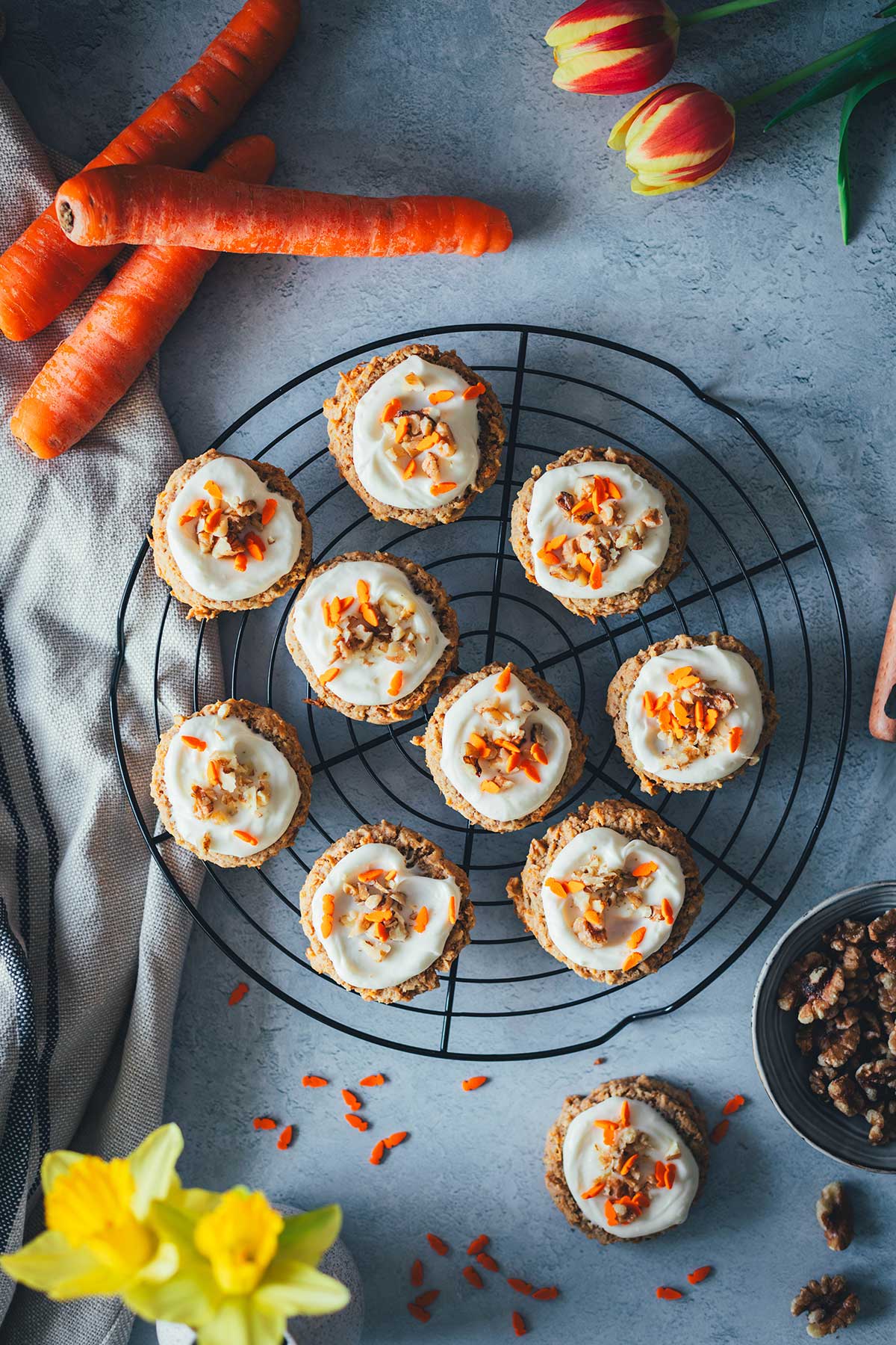 Nicht nur zu Ostern genial: super leckere und saftige Carrot Cake Cookies. Das sind herrlich saftige, weiche Kekse mit geraspelten Möhren und einem cemigen Frosting aus Frischkäse getoppt. Typisch amerikanisch gebackene Kekse, die mehr an kleine Kuchen erinnern und genial lecker nach Karottenkuchen schmecken. | moeyskitchen.com 