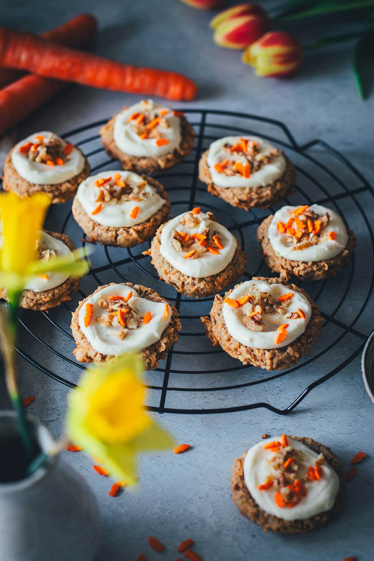 Nicht nur zu Ostern genial: super leckere und saftige Carrot Cake Cookies. Das sind herrlich saftige, weiche Kekse mit geraspelten Möhren und einem cemigen Frosting aus Frischkäse getoppt. Typisch amerikanisch gebackene Kekse, die mehr an kleine Kuchen erinnern und genial lecker nach Karottenkuchen schmecken. | moeyskitchen.com 