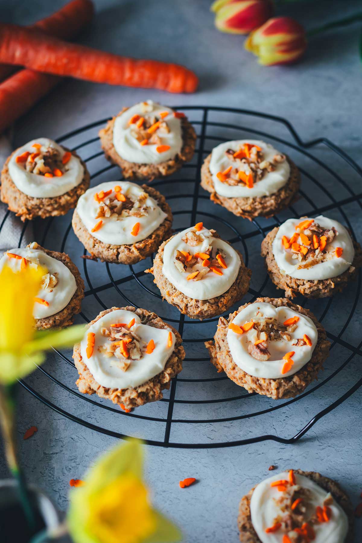 Nicht nur zu Ostern genial: super leckere und saftige Carrot Cake Cookies. Das sind herrlich saftige, weiche Kekse mit geraspelten Möhren und einem cemigen Frosting aus Frischkäse getoppt. Typisch amerikanisch gebackene Kekse, die mehr an kleine Kuchen erinnern und genial lecker nach Karottenkuchen schmecken. | moeyskitchen.com 