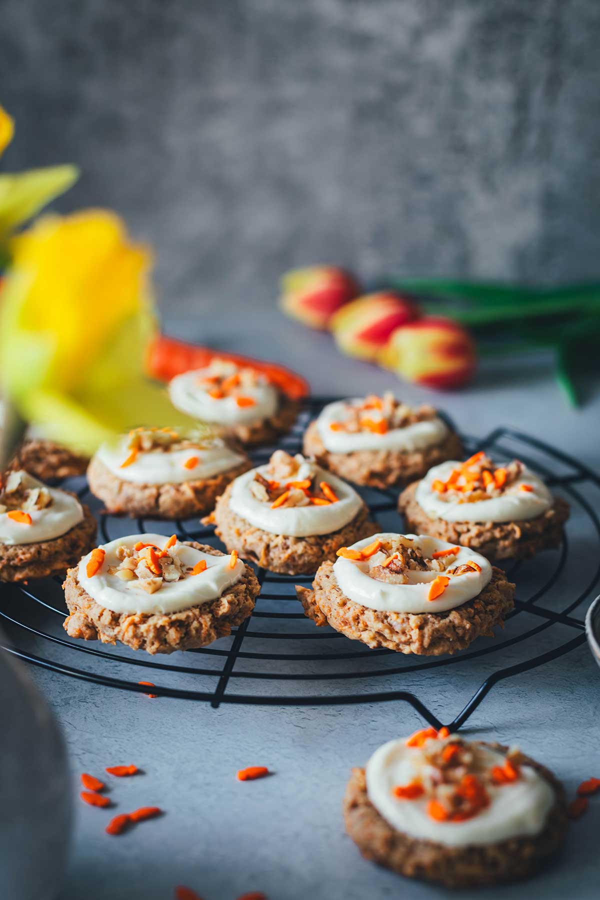Nicht nur zu Ostern genial: super leckere und saftige Carrot Cake Cookies. Das sind herrlich saftige, weiche Kekse mit geraspelten Möhren und einem cemigen Frosting aus Frischkäse getoppt. Typisch amerikanisch gebackene Kekse, die mehr an kleine Kuchen erinnern und genial lecker nach Karottenkuchen schmecken. | moeyskitchen.com 