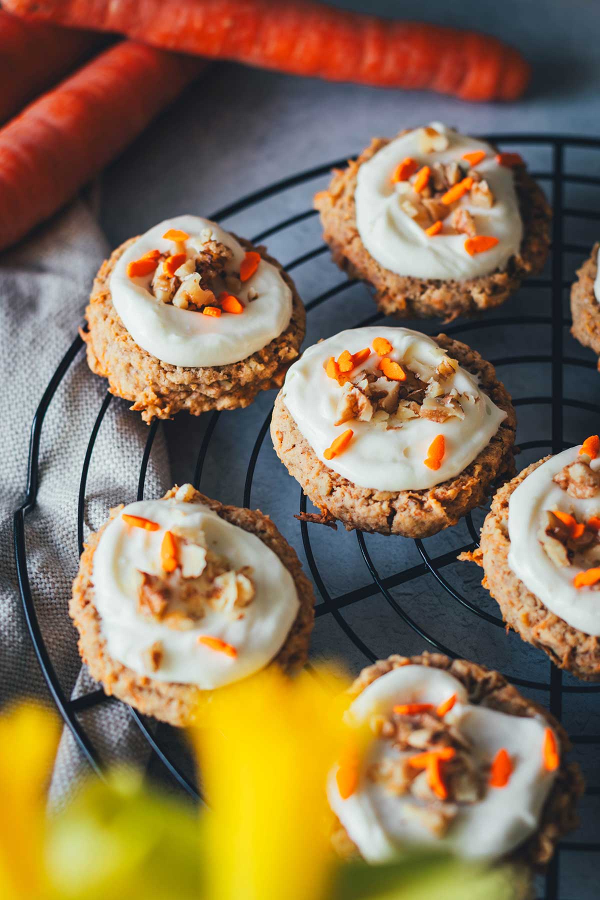 Nicht nur zu Ostern genial: super leckere und saftige Carrot Cake Cookies. Das sind herrlich saftige, weiche Kekse mit geraspelten Möhren und einem cemigen Frosting aus Frischkäse getoppt. Typisch amerikanisch gebackene Kekse, die mehr an kleine Kuchen erinnern und genial lecker nach Karottenkuchen schmecken. | moeyskitchen.com 