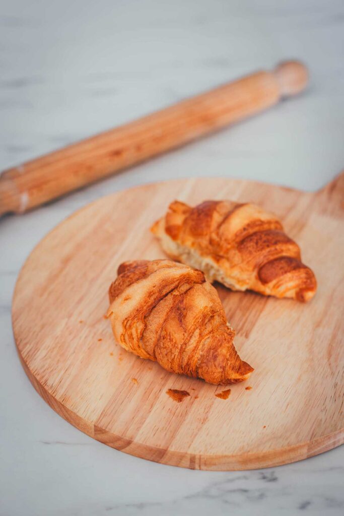 Crispy Croissant ist ein in Butter und Honig in der Pfanne knusprig karamellisiertes Croissant. Ich serviere es mit einer schnellen Frischkäse-Creme und Lemon Curd. Es schmeckt aber auch schon pur oder sogar mit salzigem Belag hervorragend! | moeyskitchen.com