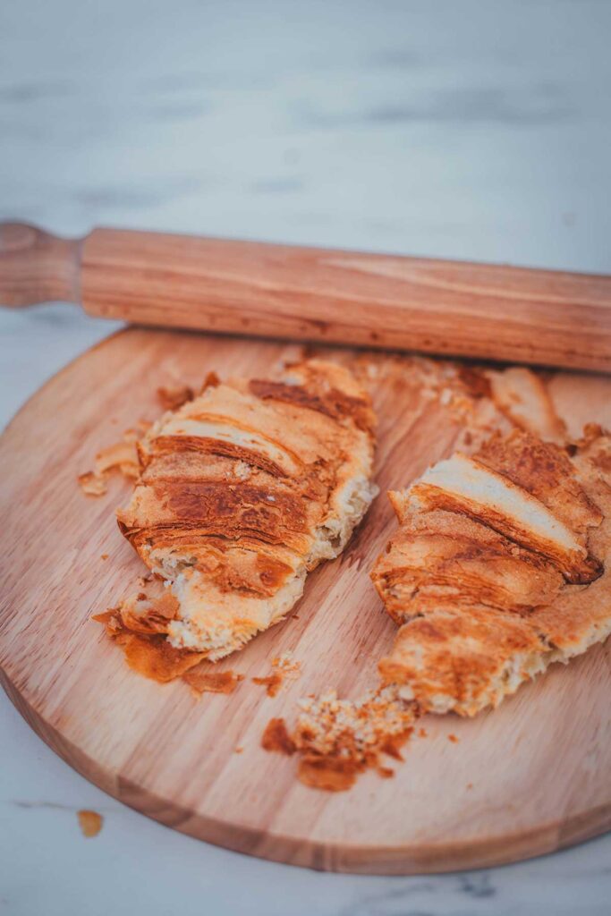 Crispy Croissant ist ein in Butter und Honig in der Pfanne knusprig karamellisiertes Croissant. Ich serviere es mit einer schnellen Frischkäse-Creme und Lemon Curd. Es schmeckt aber auch schon pur oder sogar mit salzigem Belag hervorragend! | moeyskitchen.com