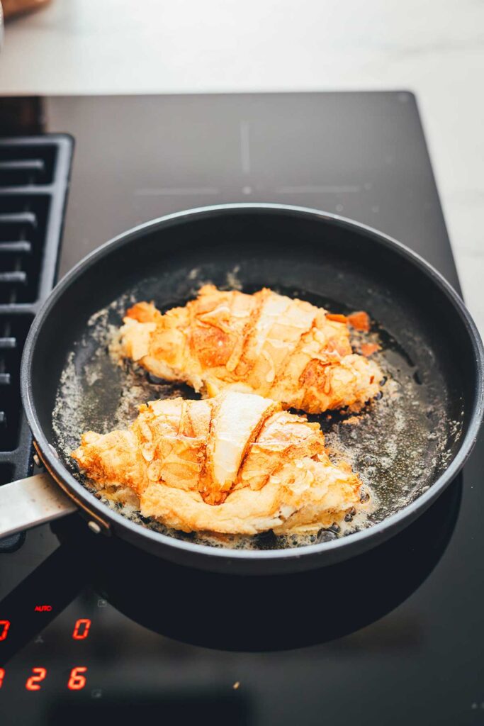Crispy Croissant ist ein in Butter und Honig in der Pfanne knusprig karamellisiertes Croissant. Ich serviere es mit einer schnellen Frischkäse-Creme und Lemon Curd. Es schmeckt aber auch schon pur oder sogar mit salzigem Belag hervorragend! | moeyskitchen.com