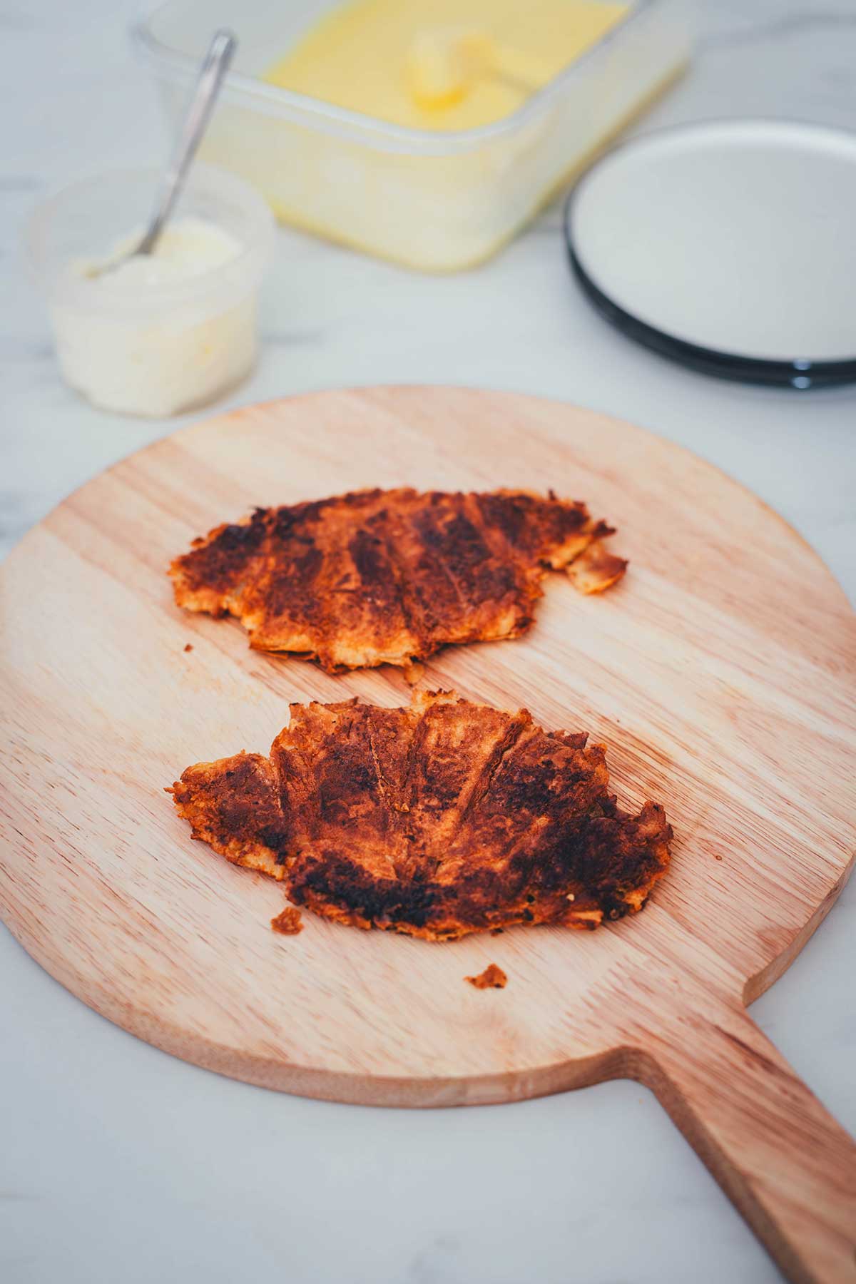 Crispy Croissant ist ein in Butter und Honig in der Pfanne knusprig karamellisiertes Croissant. Ich serviere es mit einer schnellen Frischkäse-Creme und Lemon Curd. Es schmeckt aber auch schon pur oder sogar mit salzigem Belag hervorragend! | moeyskitchen.com