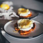 Crispy Croissant ist ein in Butter und Honig in der Pfanne knusprig karamellisiertes Croissant. Ich serviere es mit einer schnellen Frischkäse-Creme und Lemon Curd. Es schmeckt aber auch schon pur oder sogar mit salzigem Belag hervorragend! | moeyskitchen.com