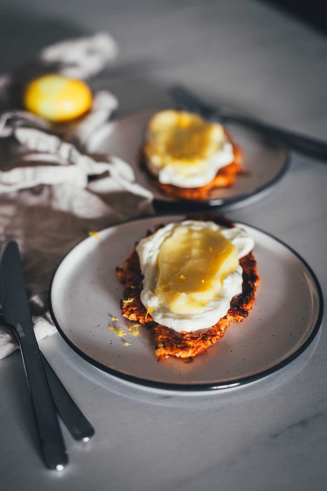 Crispy Croissant ist ein in Butter und Honig in der Pfanne knusprig karamellisiertes Croissant. Ich serviere es mit einer schnellen Frischkäse-Creme und Lemon Curd. Es schmeckt aber auch schon pur oder sogar mit salzigem Belag hervorragend! | moeyskitchen.com