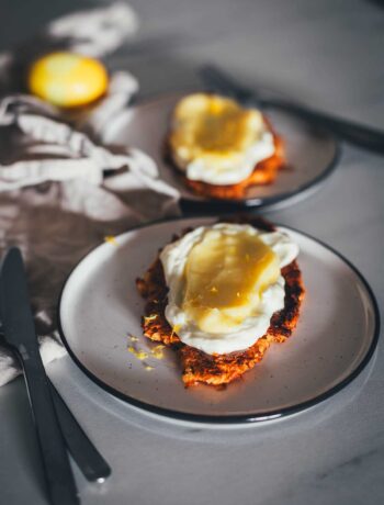 Crispy Croissant ist ein in Butter und Honig in der Pfanne knusprig karamellisiertes Croissant. Ich serviere es mit einer schnellen Frischkäse-Creme und Lemon Curd. Es schmeckt aber auch schon pur oder sogar mit salzigem Belag hervorragend! | moeyskitchen.com