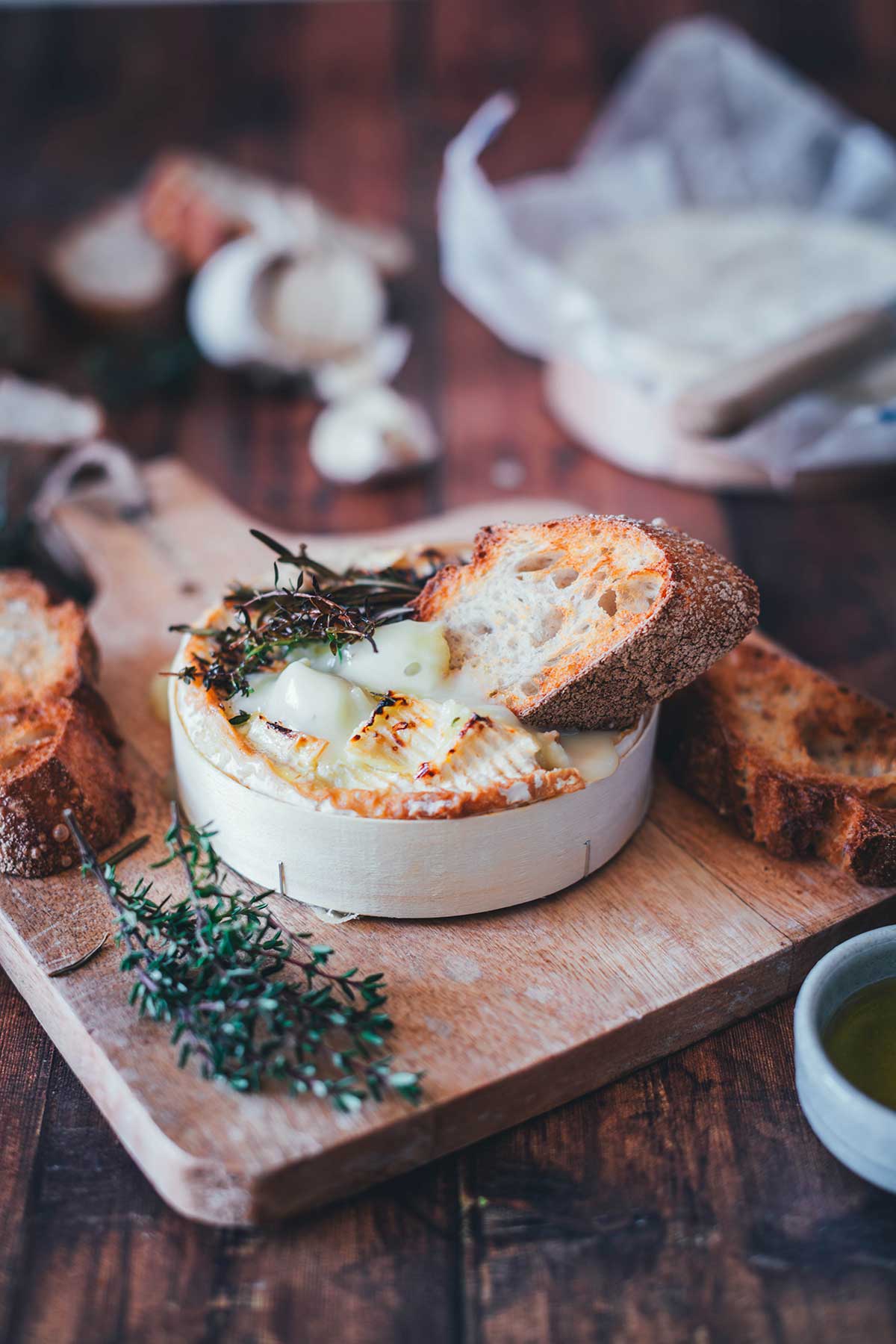 Gebackener Camembert als Ofenkäse aus der Heißluftfritteuse – einfach in der Holzschachtel auf einem Holzbrett serviert mit einem knusprigen Brot | moeyskitchen.com