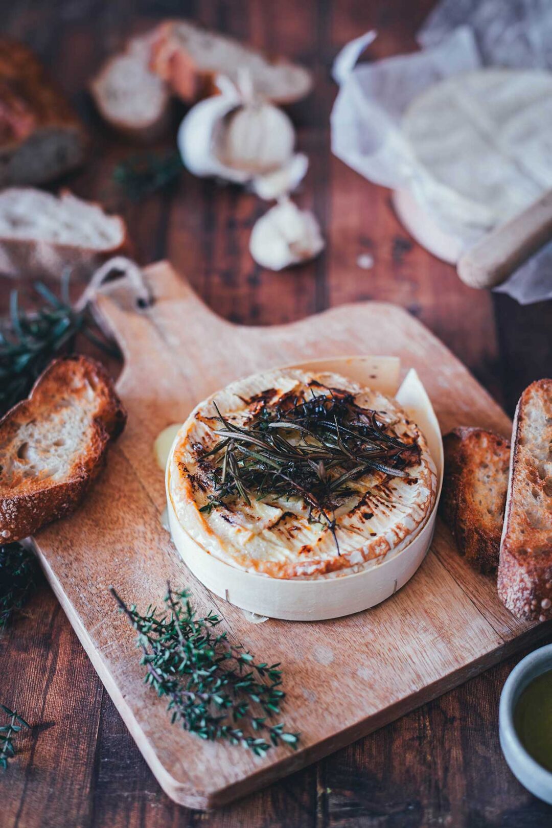 Gebackener Camembert aus der Heißluftfritteuse – Rezept für selbst gemachten cremigen Ofenkäse aus dem Airfryer. Vielseitig und wandelbar! | moeyskitchen.com