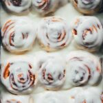 Luftige amerikanische Zimtschnecken mit cremigem Frischkäse-Frosting in der Nahaufnahme – Soft Cinnamon Rolls Rezept