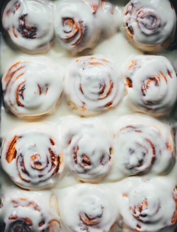 Luftige amerikanische Zimtschnecken mit cremigem Frischkäse-Frosting in der Nahaufnahme – Soft Cinnamon Rolls Rezept